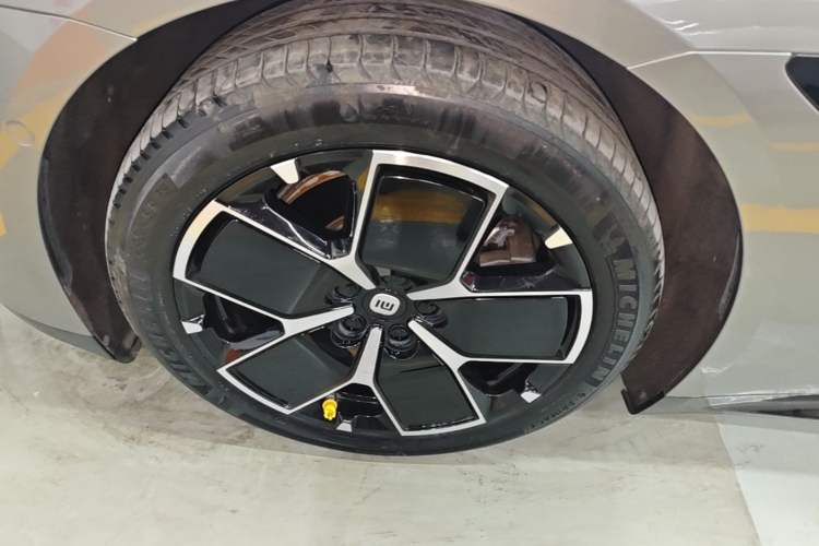 Used Xiaomi Auto SU7 2024 Rear-Drive Ultra-Long Range Advanced Pro-Level Intelligent Driving Version Left Front Wheel Hub