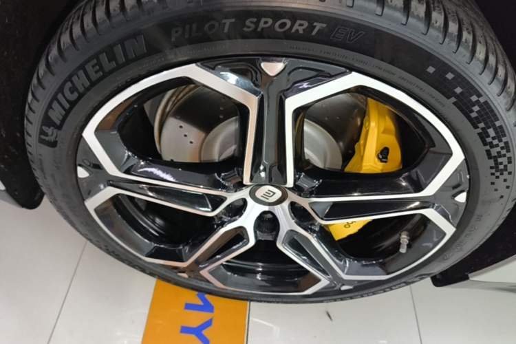 Used Xiaomi Auto SU7 2024 Rear-Drive Long-Range Intelligent Driving Version Left Front Wheel Hub