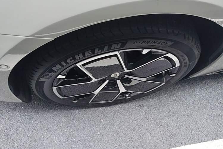 Used Xiaomi Auto SU7 2024 Rear-Drive Long-Range Intelligent Driving Version Left Front Wheel Hub
