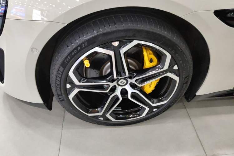 Used Xiaomi Auto SU7 2024 Rear-Drive Ultra-Long Range Advanced Pro-Level Intelligent Driving Version Left Front Wheel Hub