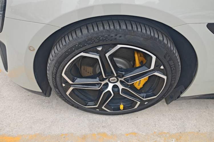 Used Xiaomi Auto SU7 2024 Rear-Drive Ultra-Long Range Advanced Pro-Level Intelligent Driving Version Left Front Wheel Hub