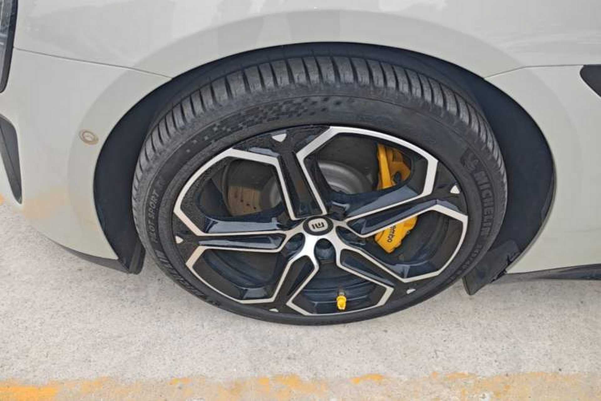 Used Xiaomi Auto SU7 2024 Rear-Drive Ultra-Long Range Advanced Pro-Level Intelligent Driving Version Left Front Wheel Hub