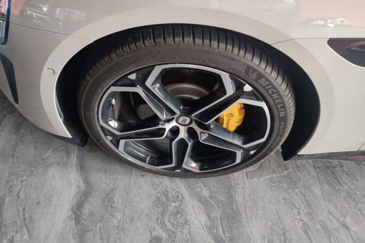 Used Xiaomi Auto SU7 2024 Four-Wheel Drive Ultra-Long Range Advanced Intelligent Driving Max Edition Left Front Wheel Hub
