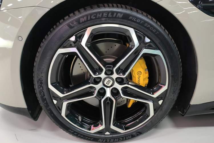 Used Xiaomi Auto SU7 2024 Four-Wheel Drive Ultra-Long Range Advanced Intelligent Driving Max Edition Left Front Wheel Hub