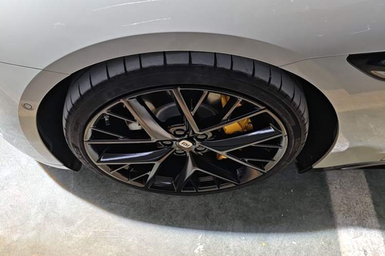 Used Xiaomi Auto SU7 2024 Four-Wheel Drive Ultra-Long Range Advanced Intelligent Driving Max Edition Left Front Wheel Hub