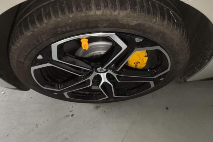 Used Xiaomi Auto SU7 2024 Rear-Drive Ultra-Long Range Advanced Pro-Level Intelligent Driving Version Left Front Wheel Hub