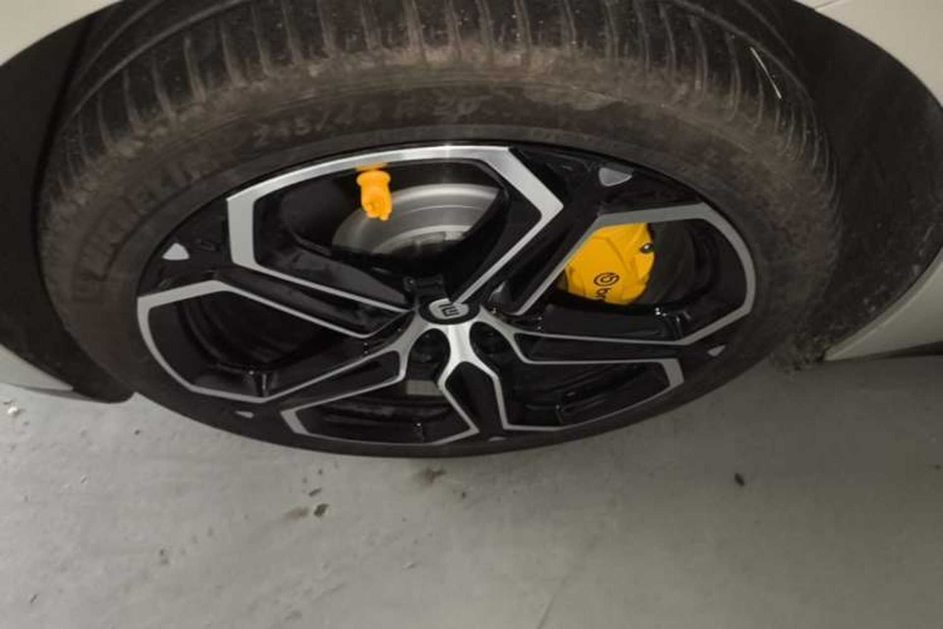 Used Xiaomi Auto SU7 2024 Rear-Drive Ultra-Long Range Advanced Pro-Level Intelligent Driving Version Left Front Wheel Hub
