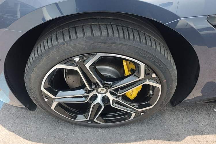 Used Xiaomi Auto SU7 2024 Four-Wheel Drive Ultra-Long Range Advanced Intelligent Driving Max Edition Left Front Wheel Hub