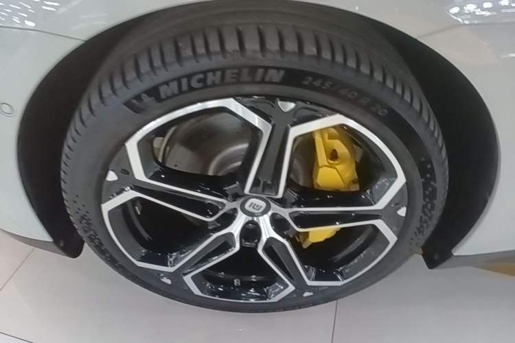 Used Xiaomi Auto SU7 2024 Rear-Drive Ultra-Long Range Advanced Pro-Level Intelligent Driving Version Left Front Wheel Hub