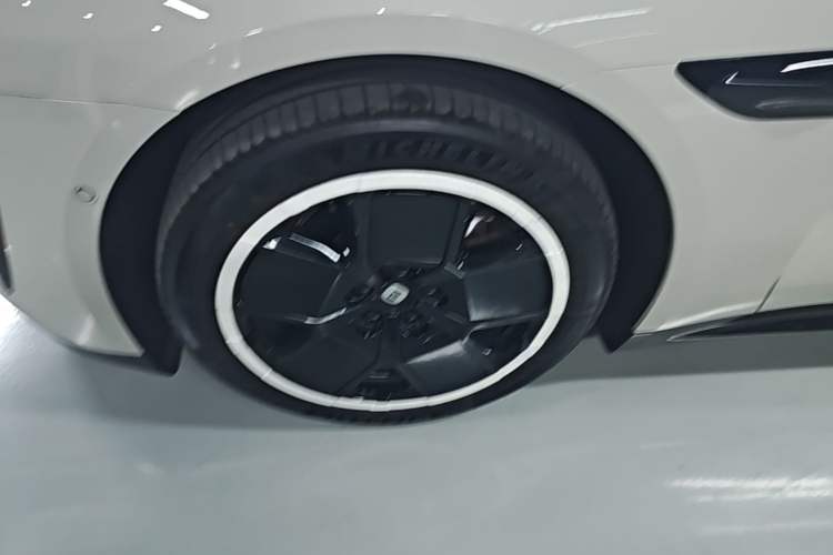 Used Xiaomi Auto SU7 2024 Rear-Drive Long-Range Intelligent Driving Version Left Front Wheel Hub