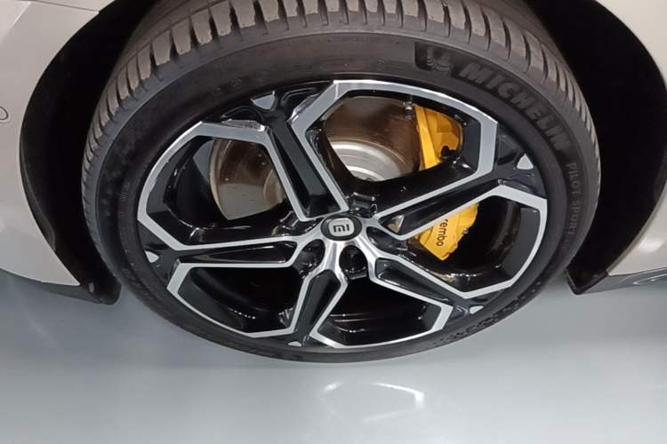 Used Xiaomi Auto SU7 2024 Rear-Drive Long-Range Intelligent Driving Version Left Front Wheel Hub