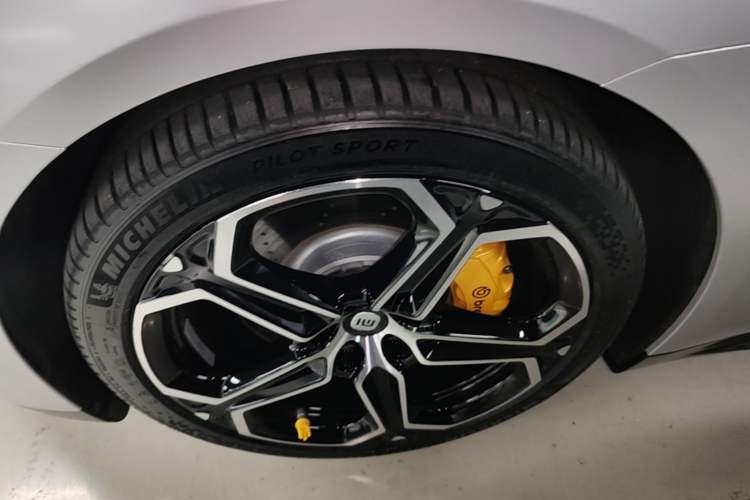 Used Xiaomi Auto SU7 2024 Four-Wheel Drive Ultra-Long Range Advanced Intelligent Driving Max Edition Left Front Wheel Hub