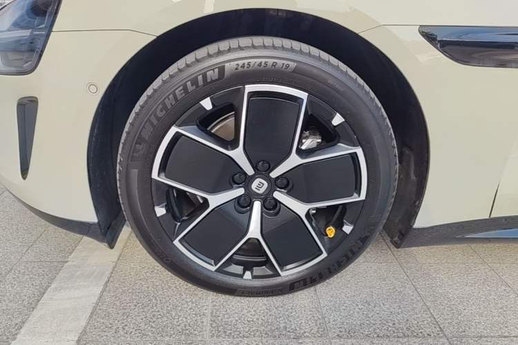 Used Xiaomi Auto SU7 2024 Rear-Drive Ultra-Long Range Advanced Pro-Level Intelligent Driving Version Left Front Wheel Hub