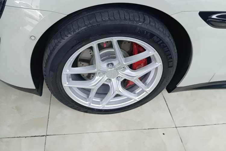 Used Xiaomi Auto SU7 2024 Rear-Drive Ultra-Long Range Advanced Pro-Level Intelligent Driving Version Left Front Wheel Hub