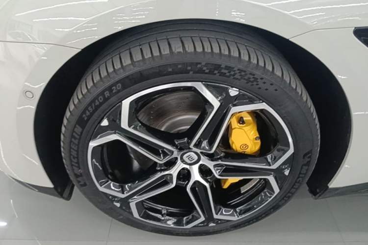 Used Xiaomi Auto SU7 2024 Rear-Drive Long-Range Intelligent Driving Version Left Front Wheel Hub