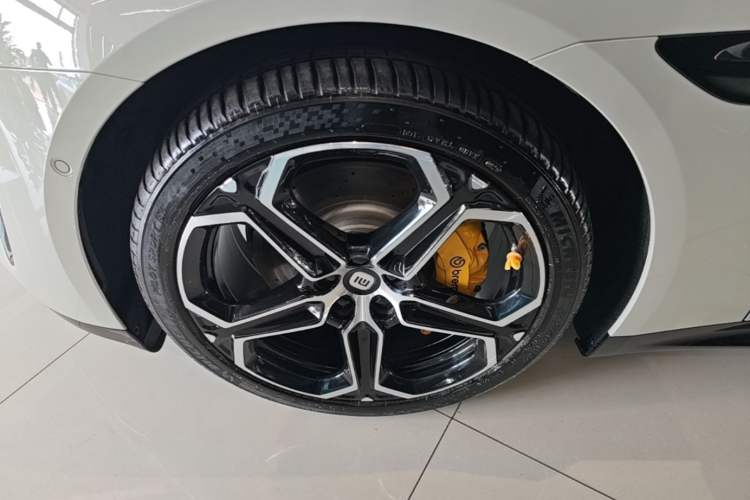 Used Xiaomi Auto SU7 2024 Rear-Drive Ultra-Long Range Advanced Pro-Level Intelligent Driving Version Left Front Wheel Hub