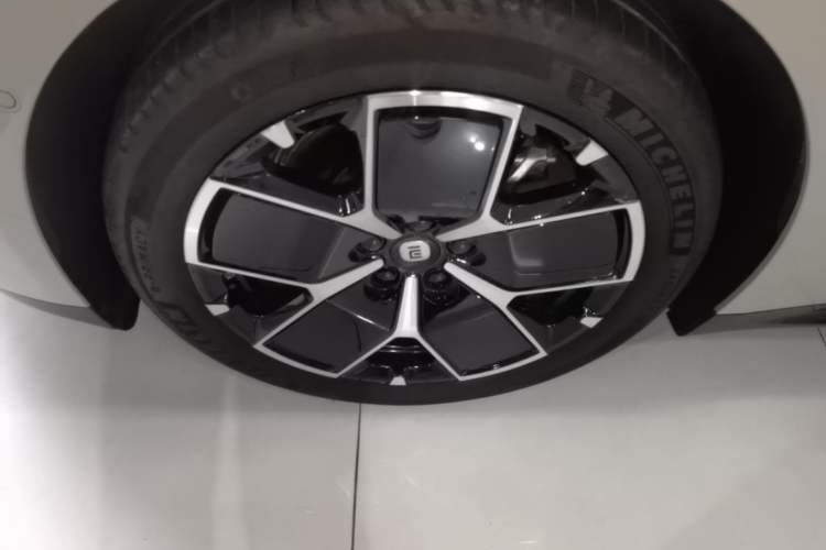 Used Xiaomi Auto SU7 2024 Rear-Drive Long-Range Intelligent Driving Version Left Front Wheel Hub