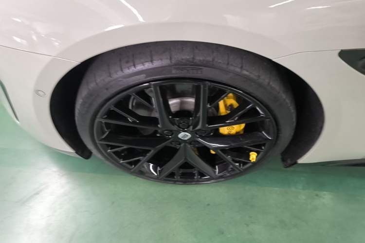 Used Xiaomi Auto SU7 2024 Four-Wheel Drive Ultra-Long Range Advanced Intelligent Driving Max Edition Left Front Wheel Hub