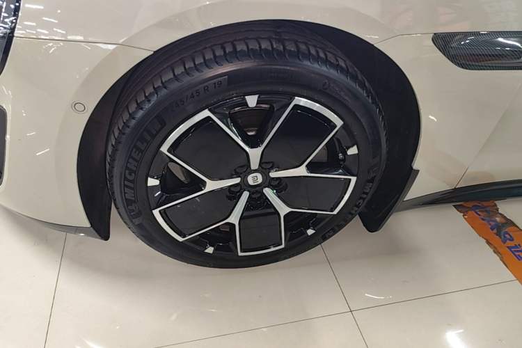 Used Xiaomi Auto SU7 2024 Rear-Drive Long-Range Intelligent Driving Version Left Front Wheel Hub