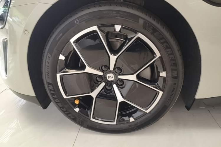 Used Xiaomi Auto SU7 2024 Rear-Drive Ultra-Long Range Advanced Pro-Level Intelligent Driving Version Left Front Wheel Hub