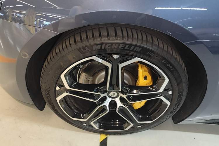 Used Xiaomi Auto SU7 2024 Four-Wheel Drive Ultra-Long Range Advanced Intelligent Driving Max Edition Left Front Wheel Hub