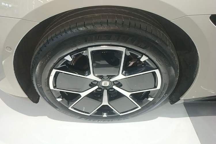 Used Xiaomi Auto SU7 2024 Rear-Drive Long-Range Intelligent Driving Version Left Front Wheel Hub