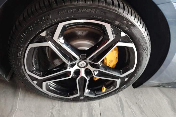 Used Xiaomi Auto SU7 2024 Rear-Drive Ultra-Long Range Advanced Pro-Level Intelligent Driving Version Left Front Wheel Hub