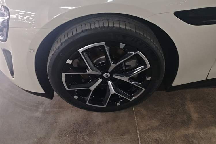 Used Xiaomi Auto SU7 2024 Rear-Drive Ultra-Long Range Advanced Pro-Level Intelligent Driving Version Left Front Wheel Hub