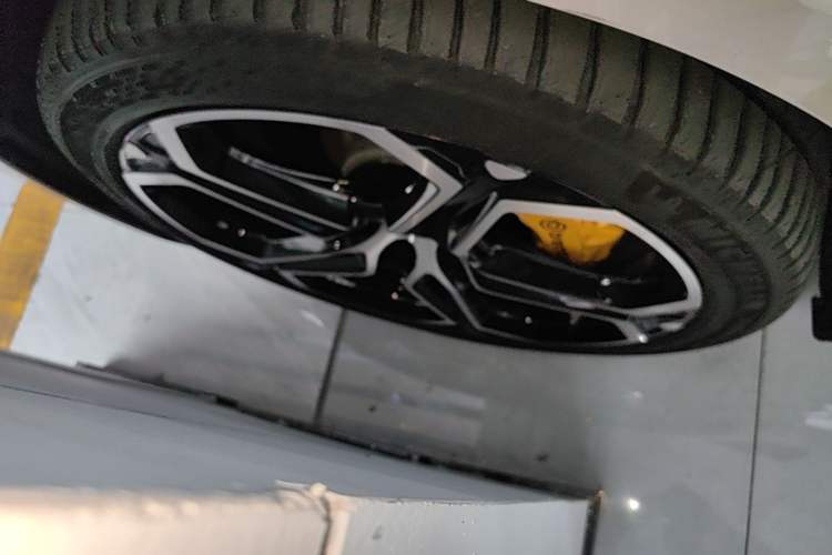 Used Xiaomi Auto SU7 2024 Rear-Drive Long-Range Intelligent Driving Version Left Front Wheel Hub