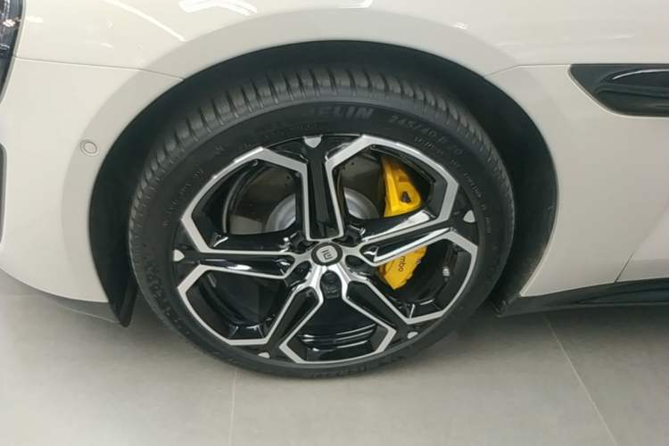 Used Xiaomi Auto SU7 2024 Rear-Drive Ultra-Long Range Advanced Pro-Level Intelligent Driving Version Left Front Wheel Hub