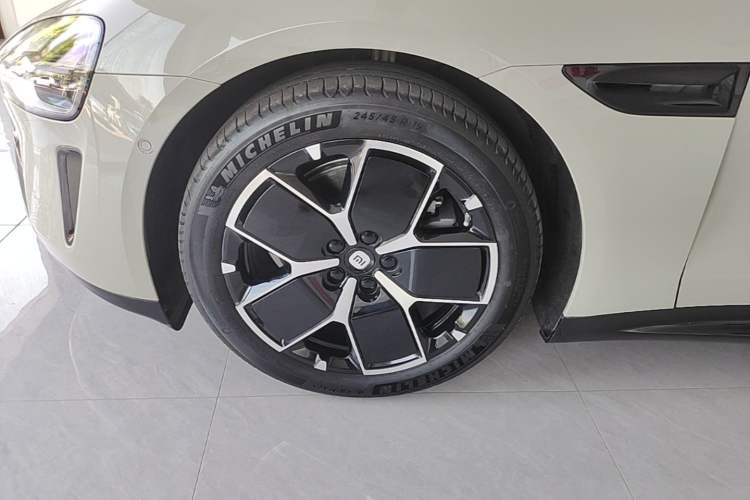 Used Xiaomi Auto SU7 2024 Rear-Drive Ultra-Long Range Advanced Pro-Level Intelligent Driving Version Left Front Wheel Hub