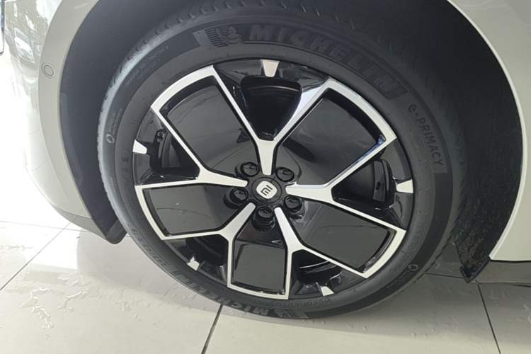 Used Xiaomi Auto SU7 2024 Rear-Drive Long-Range Intelligent Driving Version Left Front Wheel Hub