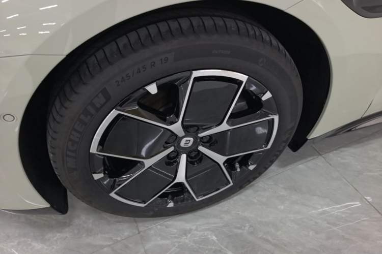 Used Xiaomi Auto SU7 2024 Rear-Drive Long-Range Intelligent Driving Version Left Front Wheel Hub