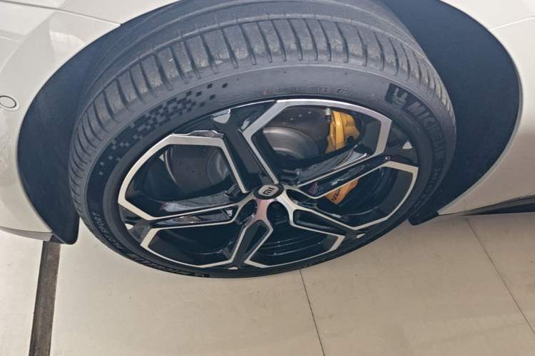 Used Xiaomi Auto SU7 2024 Four-Wheel Drive Ultra-Long Range Advanced Intelligent Driving Max Edition Left Front Wheel Hub