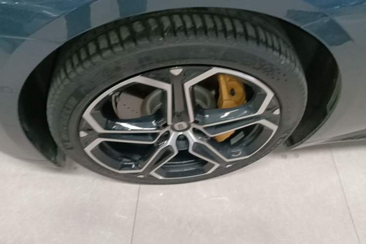 Used Xiaomi Auto SU7 2024 Rear-Drive Ultra-Long Range Advanced Pro-Level Intelligent Driving Version Left Front Wheel Hub