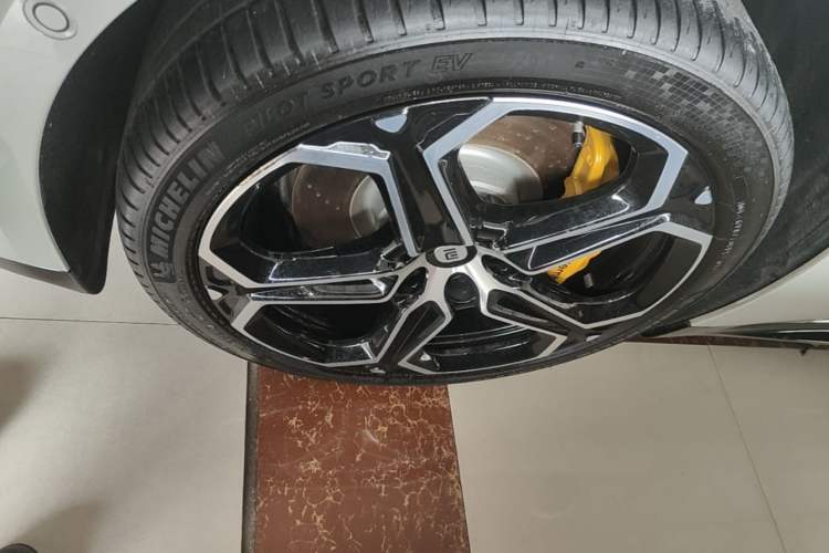Used Xiaomi Auto SU7 2024 Four-Wheel Drive Ultra-Long Range Advanced Intelligent Driving Max Edition Left Front Wheel Hub