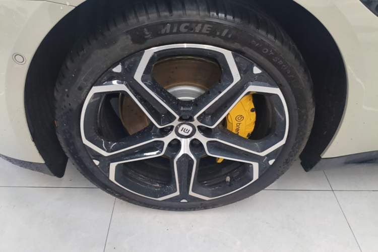 Used Xiaomi Auto SU7 2024 Rear-Drive Ultra-Long Range Advanced Pro-Level Intelligent Driving Version Left Front Wheel Hub