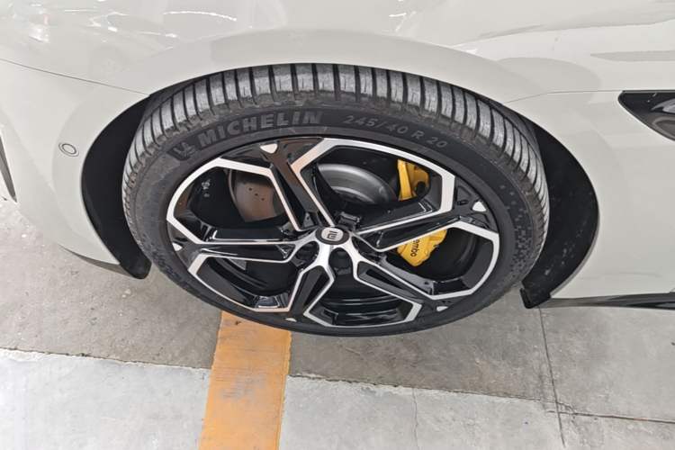 Used Xiaomi Auto SU7 2024 Four-Wheel Drive Ultra-Long Range Advanced Intelligent Driving Max Edition Left Front Wheel Hub