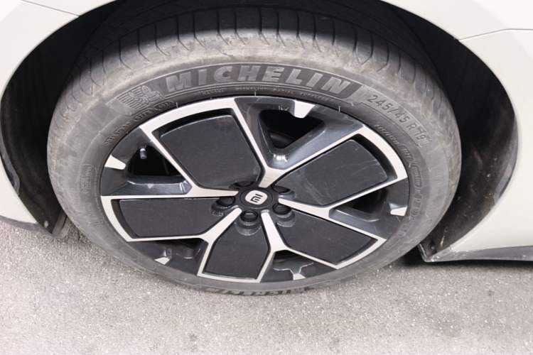 Used Xiaomi Auto SU7 2024 Rear-Drive Ultra-Long Range Advanced Pro-Level Intelligent Driving Version Left Front Wheel Hub