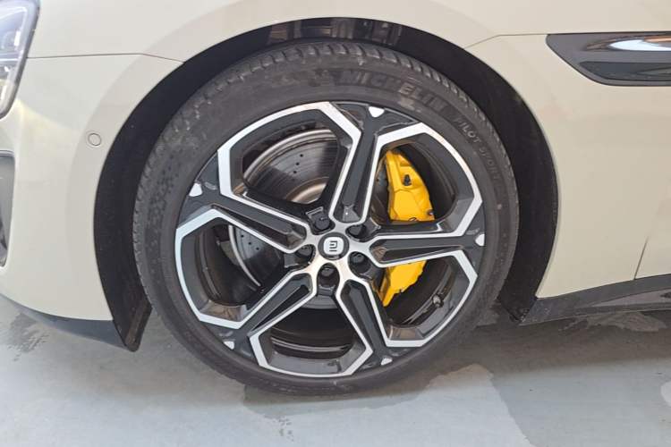 Used Xiaomi Auto SU7 2024 Four-Wheel Drive Ultra-Long Range Advanced Intelligent Driving Max Edition Left Front Wheel Hub