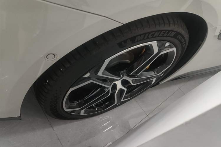 Used Xiaomi Auto SU7 2024 Four-Wheel Drive Ultra-Long Range Advanced Intelligent Driving Max Edition Left Front Wheel Hub