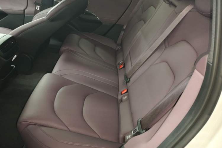 Used Xiaomi Auto SU7 2024 Rear-Drive Ultra-Long Range Advanced Pro-Level Intelligent Driving Version Left Rear Seat
