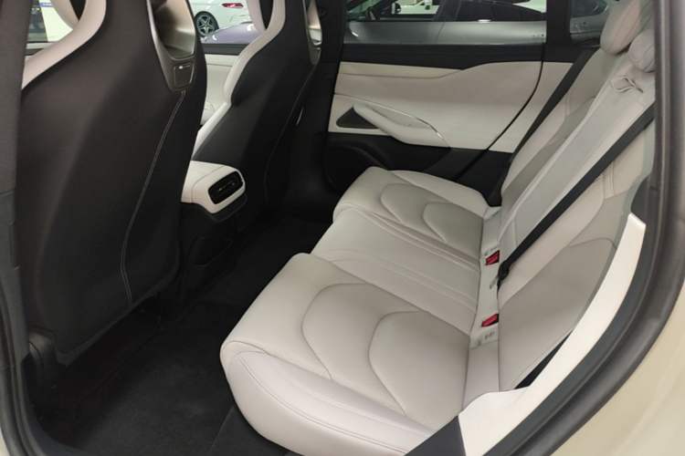 Used Xiaomi Auto SU7 2024 Four-Wheel Drive Ultra-Long Range Advanced Intelligent Driving Max Edition Left Rear Seat