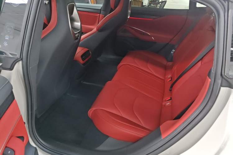 Used Xiaomi Auto SU7 2024 Four-Wheel Drive Ultra-Long Range Advanced Intelligent Driving Max Edition Left Rear Seat