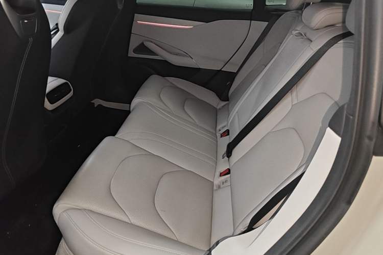 Used Xiaomi Auto SU7 2024 Four-Wheel Drive Ultra-Long Range Advanced Intelligent Driving Max Edition Left Rear Seat