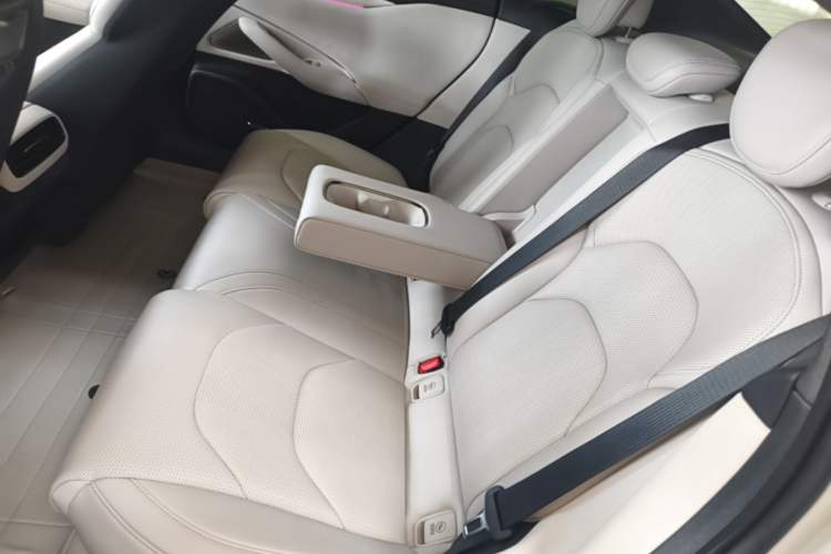 Used Xiaomi Auto SU7 2024 Rear-Drive Ultra-Long Range Advanced Pro-Level Intelligent Driving Version Left Rear Seat