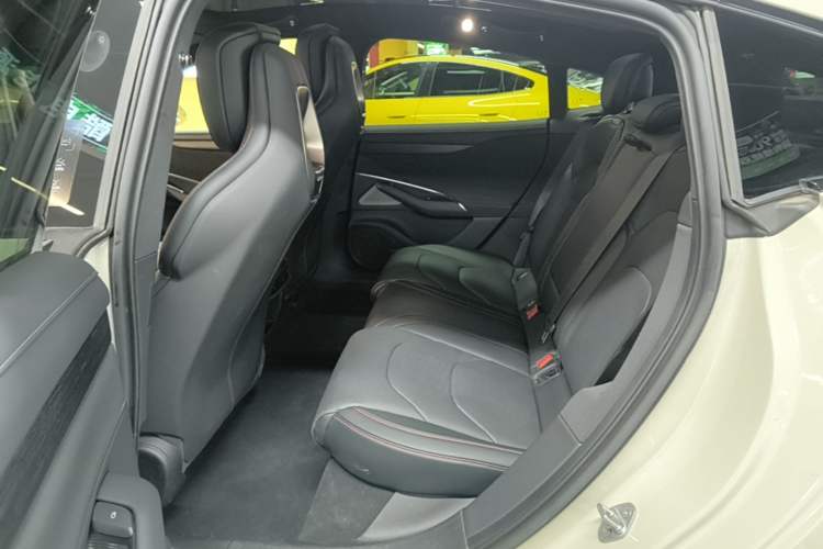 Used Xiaomi Auto SU7 2024 Four-Wheel Drive Ultra-Long Range Advanced Intelligent Driving Max Edition Left Rear Seat