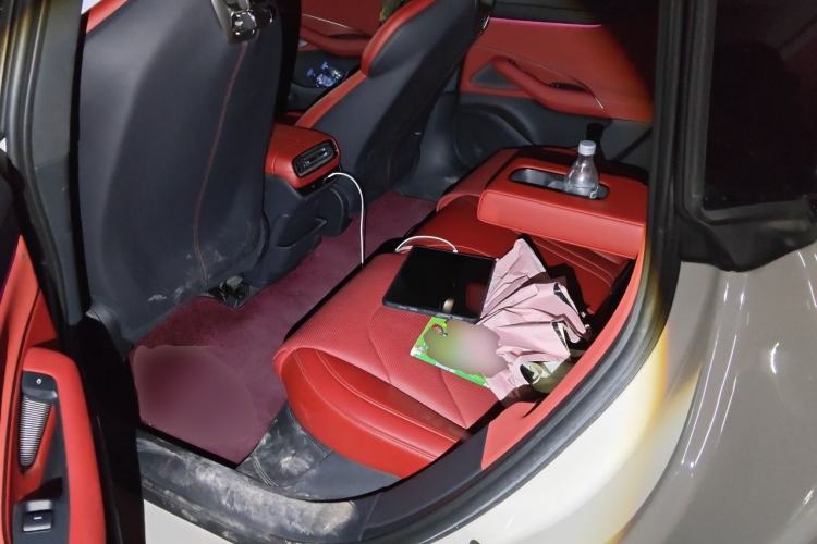 Used Xiaomi Auto SU7 2024 Four-Wheel Drive Ultra-Long Range Advanced Intelligent Driving Max Edition Left Rear Seat