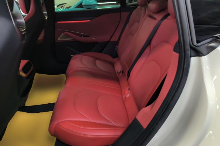 Used Xiaomi Auto SU7 2024 Four-Wheel Drive Ultra-Long Range Advanced Intelligent Driving Max Edition Left Rear Seat