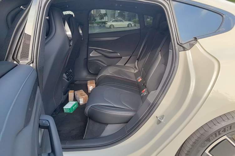 Used Xiaomi Auto SU7 2024 Rear-Drive Ultra-Long Range Advanced Pro-Level Intelligent Driving Version Left Rear Seat